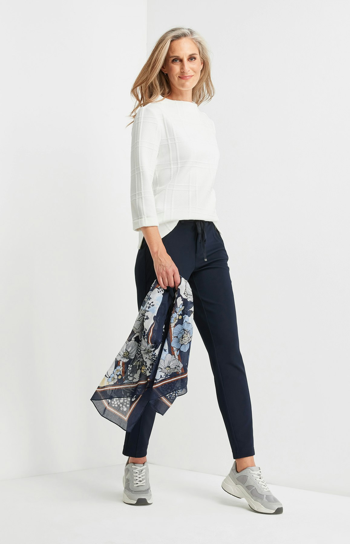 Sweatshirt mit Stehkragen in Weiß