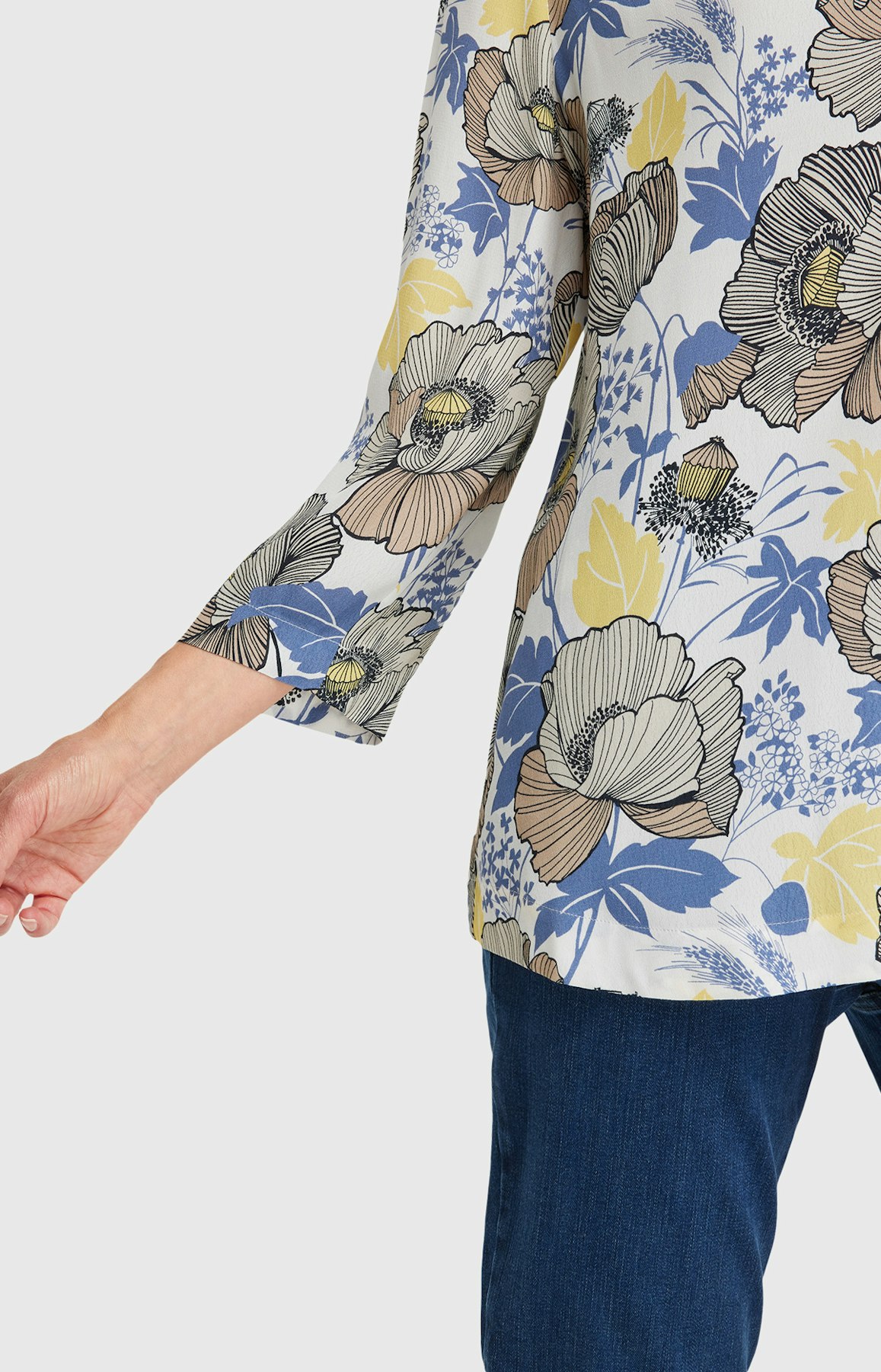 Shirtbluse mit floralem  Muster in Weiß