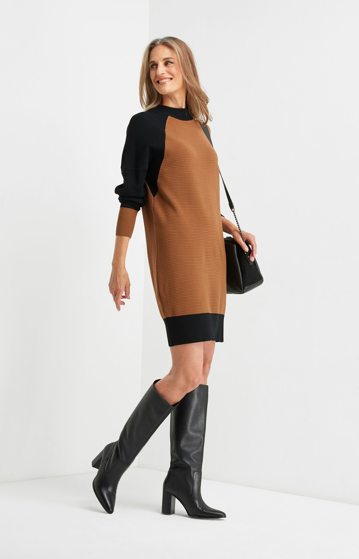 Strickkleid mit Stehkragen in Schwarz