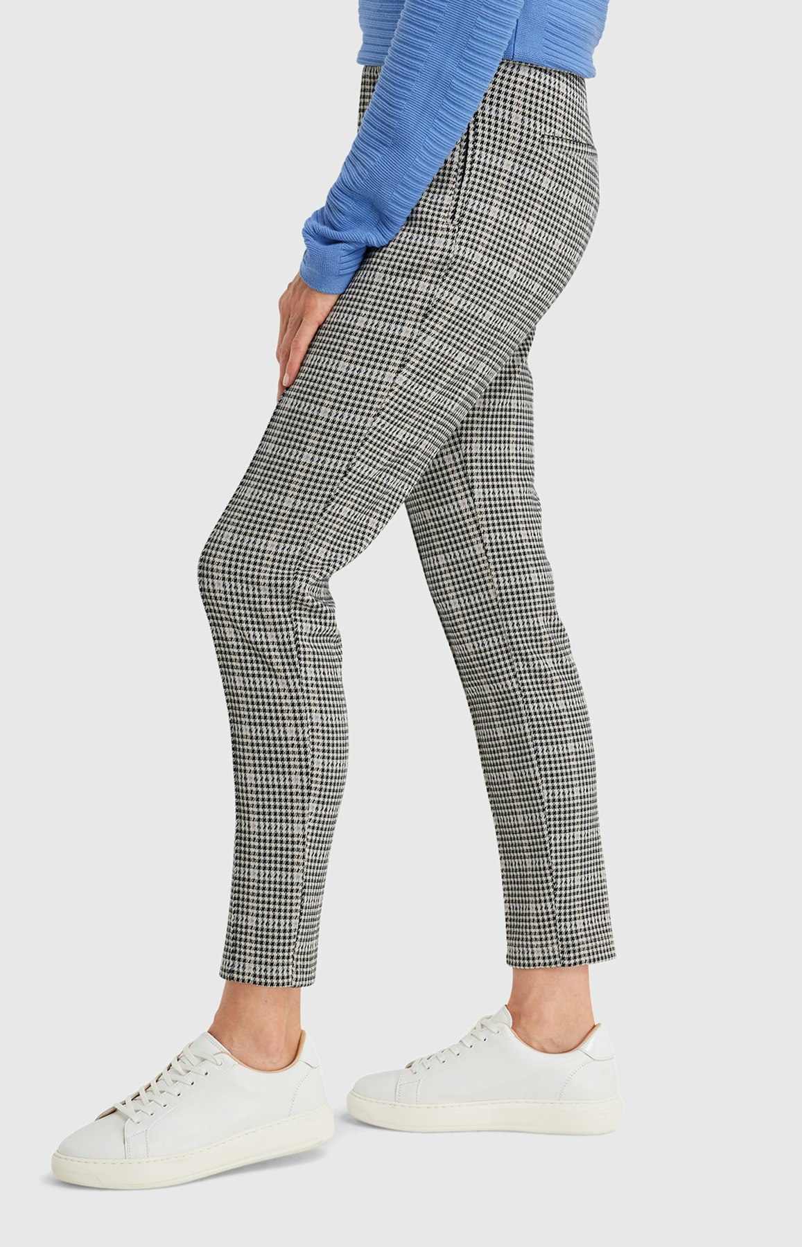 Karohose mit Ziernähten in Schwarz