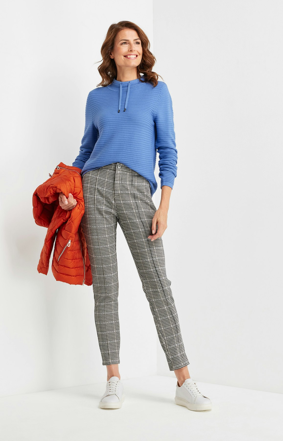 Karohose mit Ziernähten in Schwarz