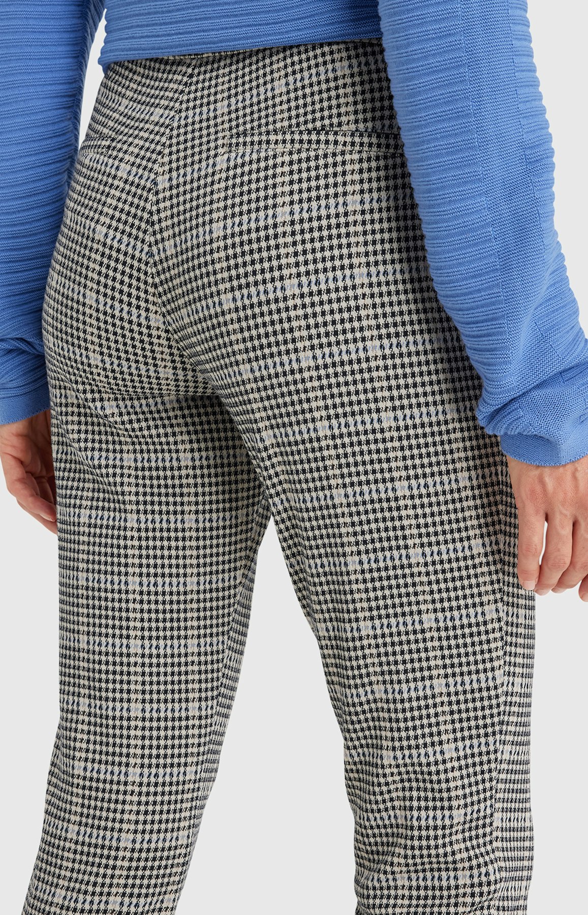 Karohose mit Ziernähten in Schwarz