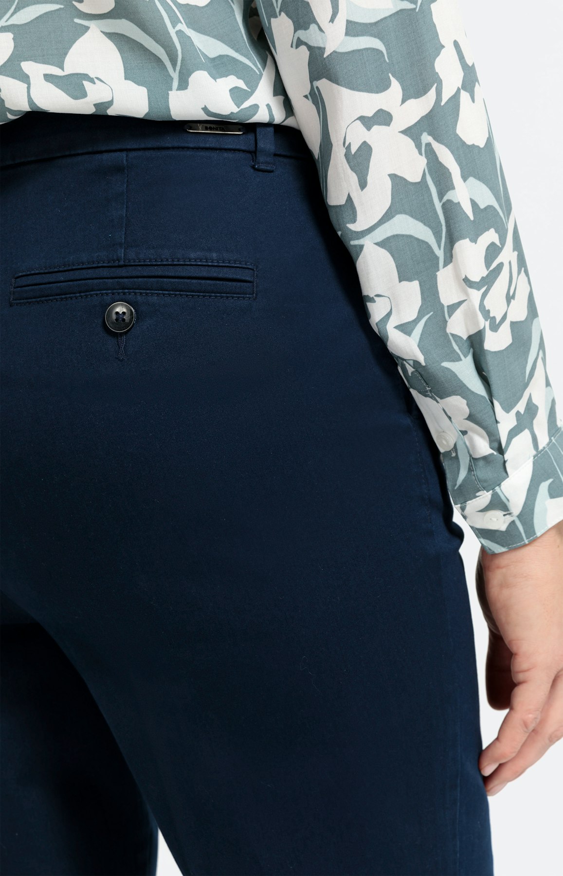 Chino mit weitem Bein