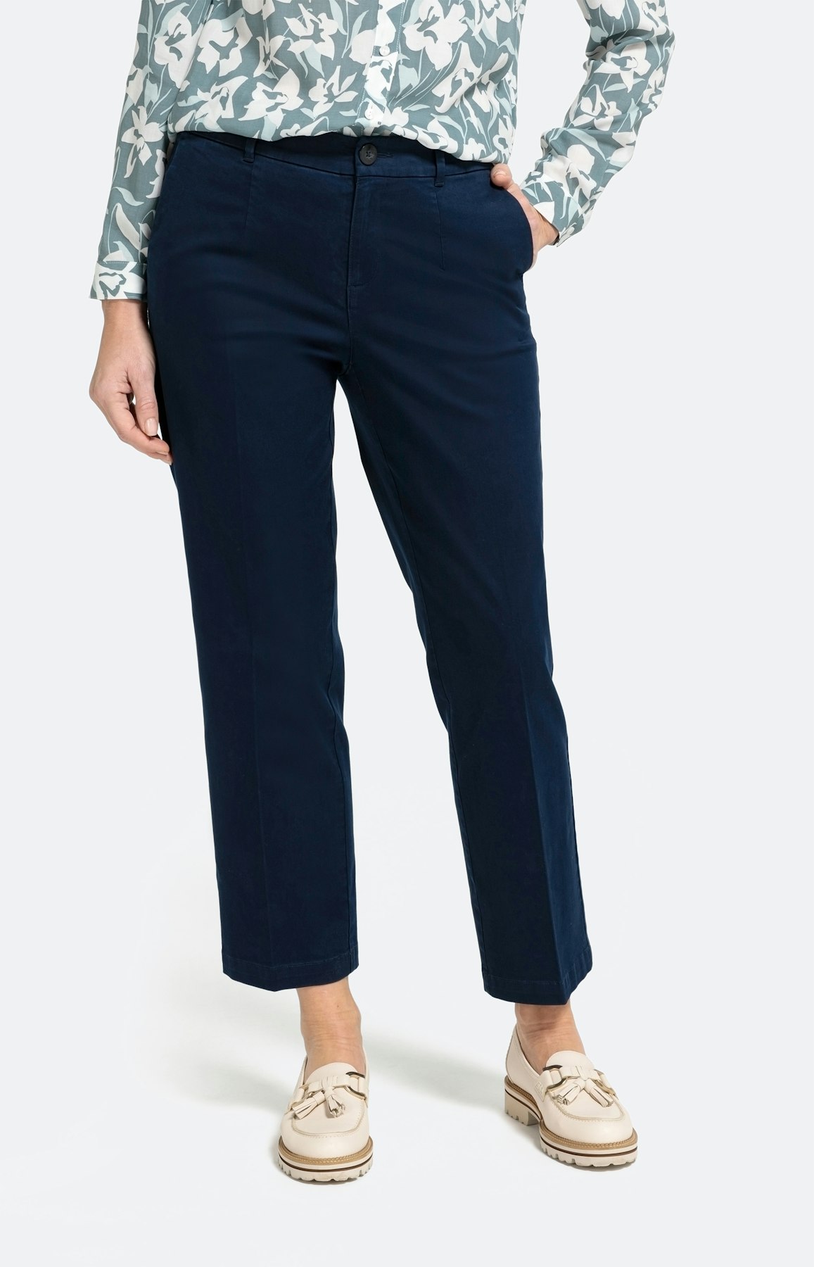 Chino mit weitem Bein