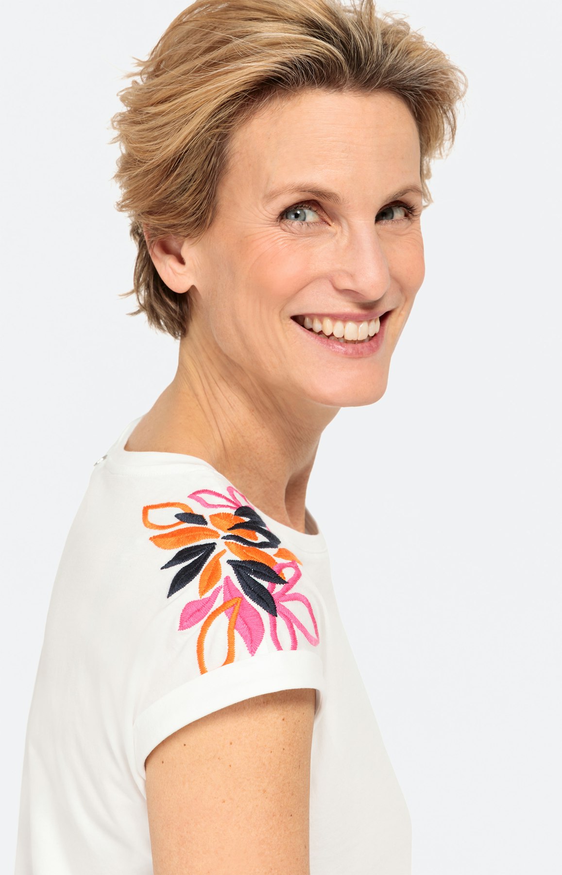 Kurzarm-Shirt mit bestickten Schultern