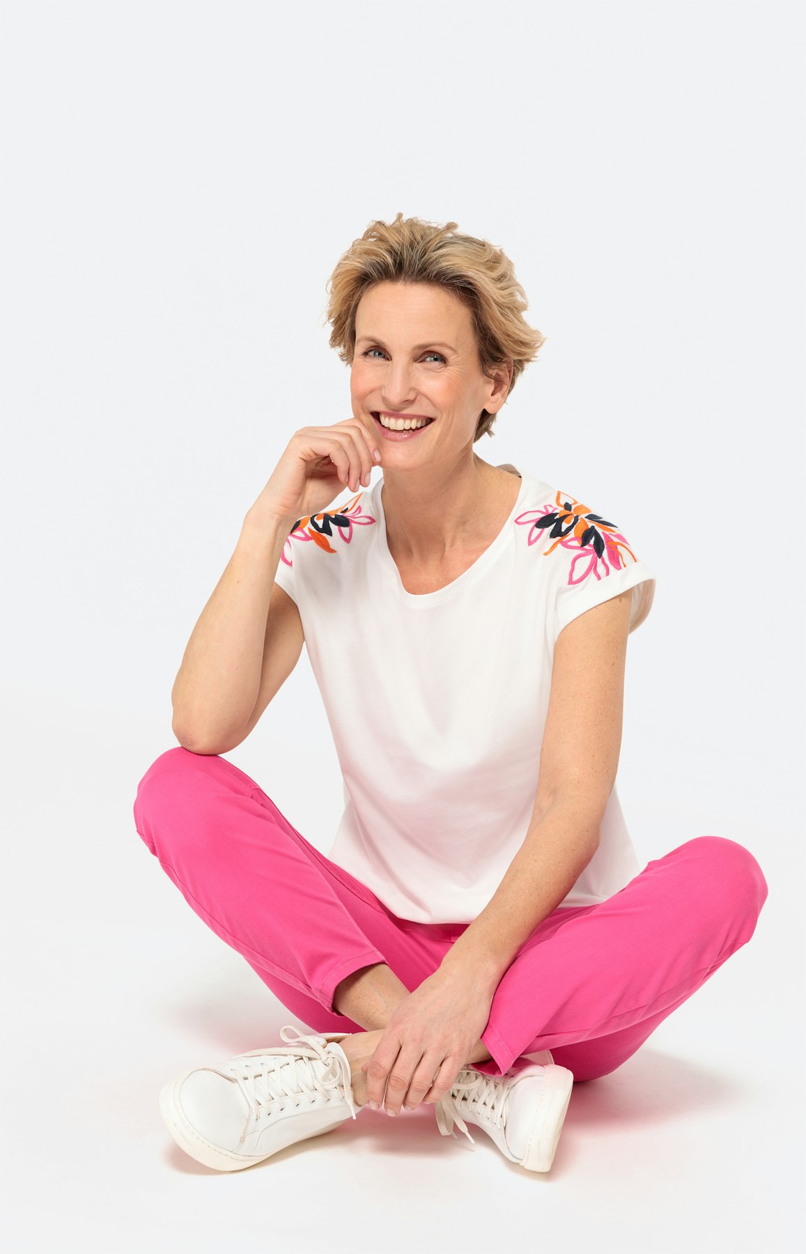 Kurzarm-Shirt mit bestickten Schultern