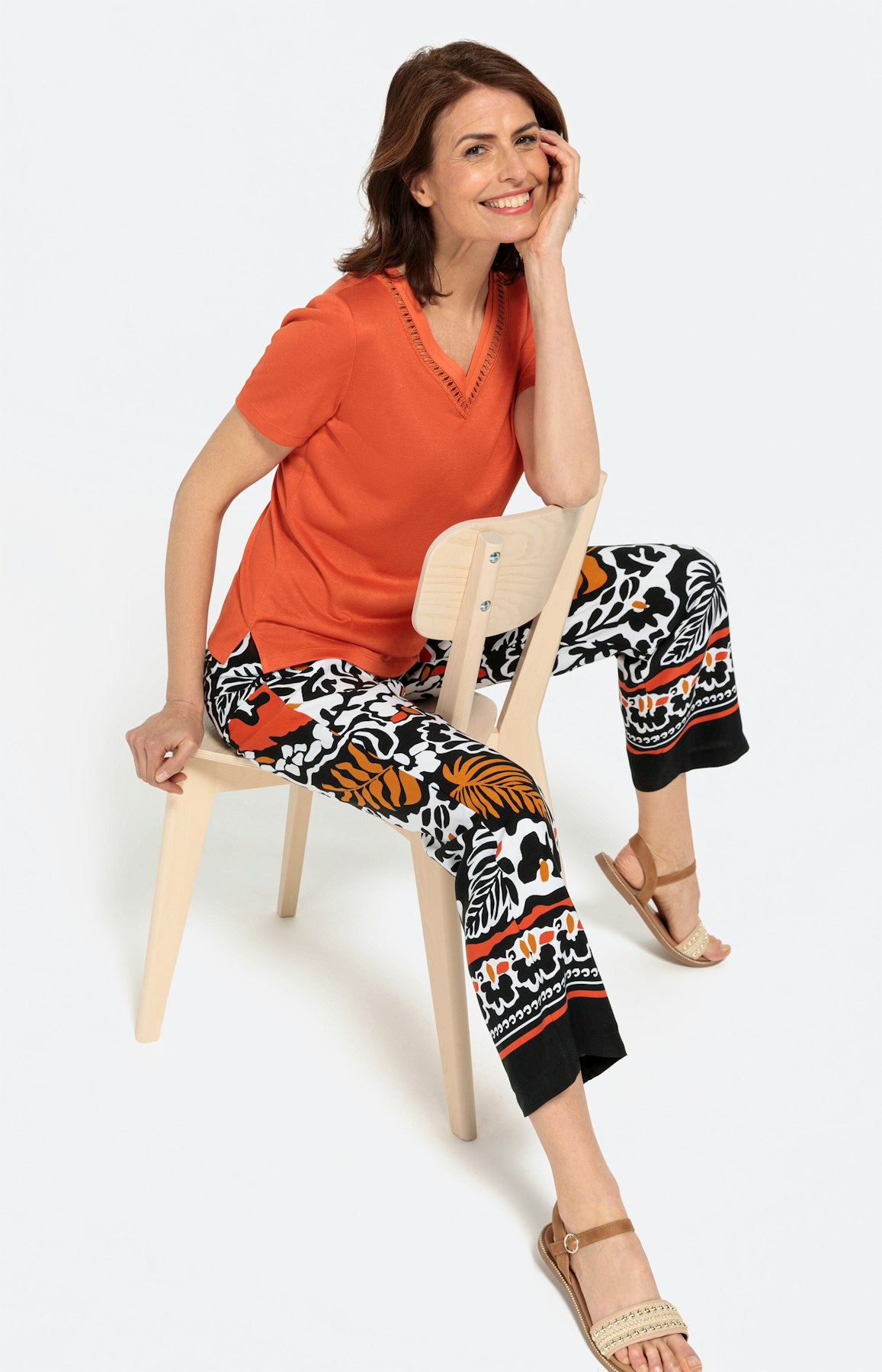 T-Shirt mit dekorativem V-Ausschnitt