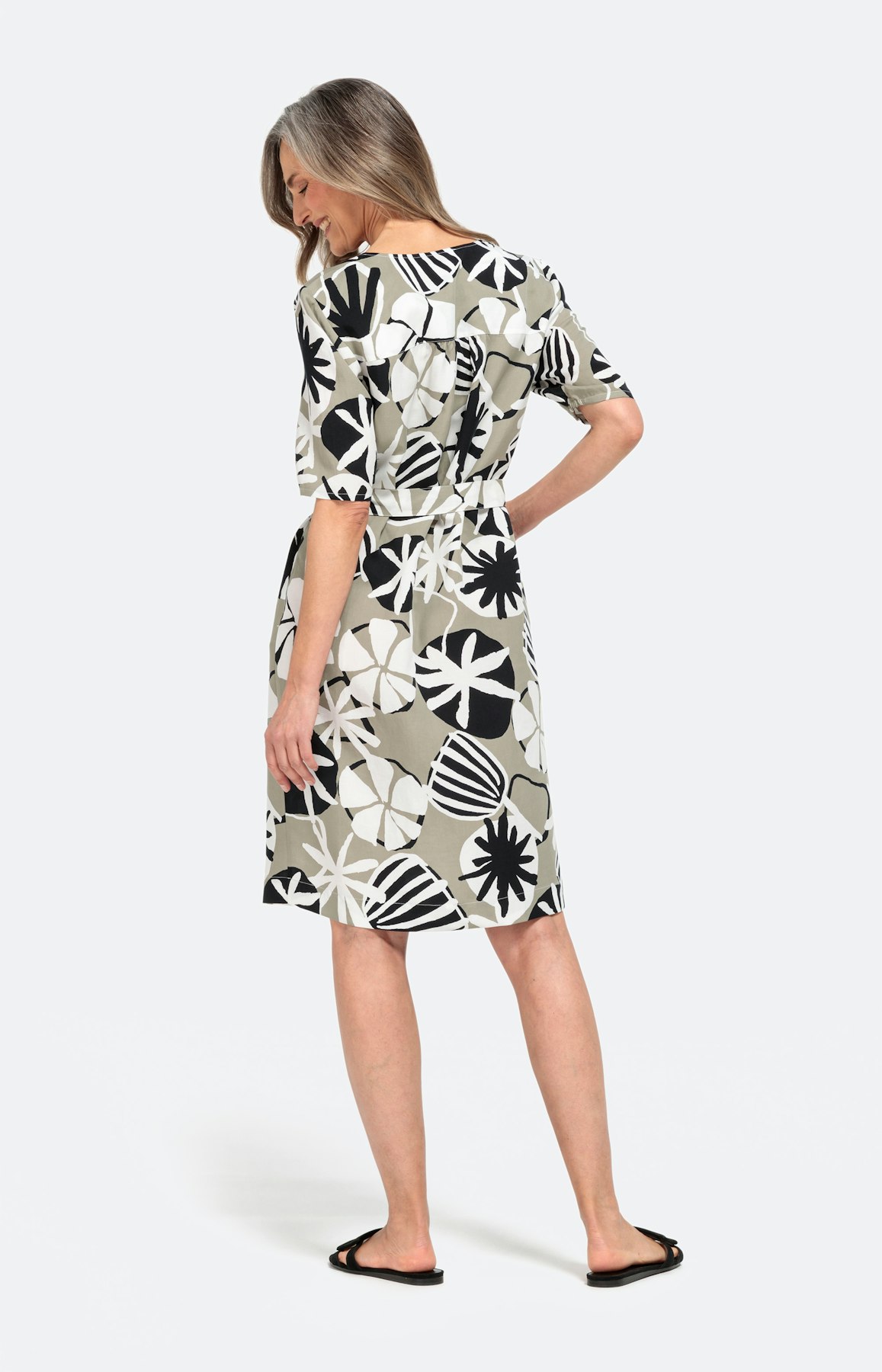 Gemustertes Kleid mit Bindegürtel