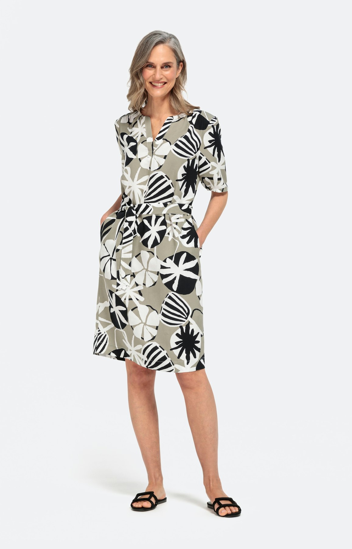 Gemustertes Kleid mit Bindegürtel