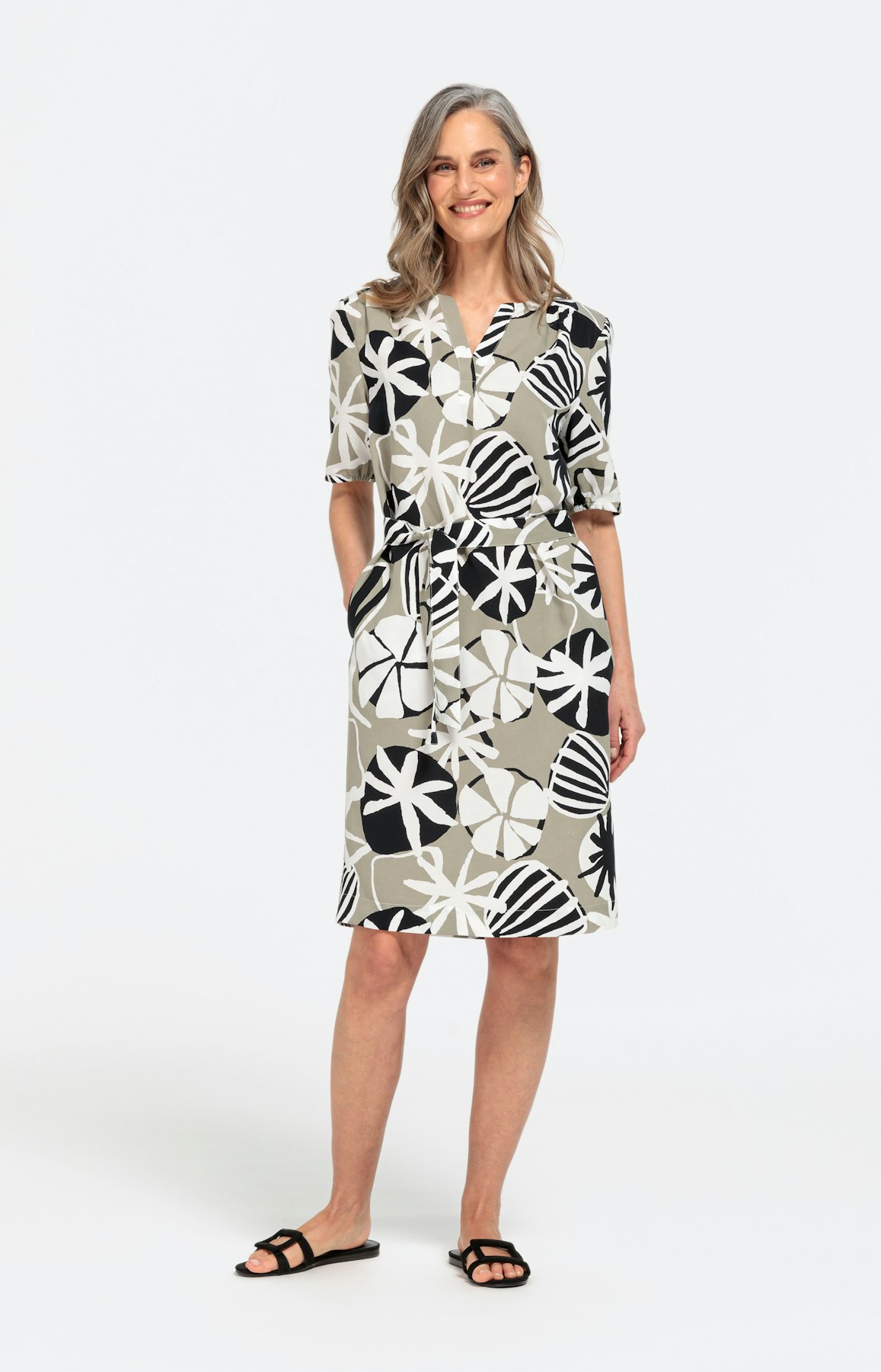 Gemustertes Kleid mit Bindegürtel