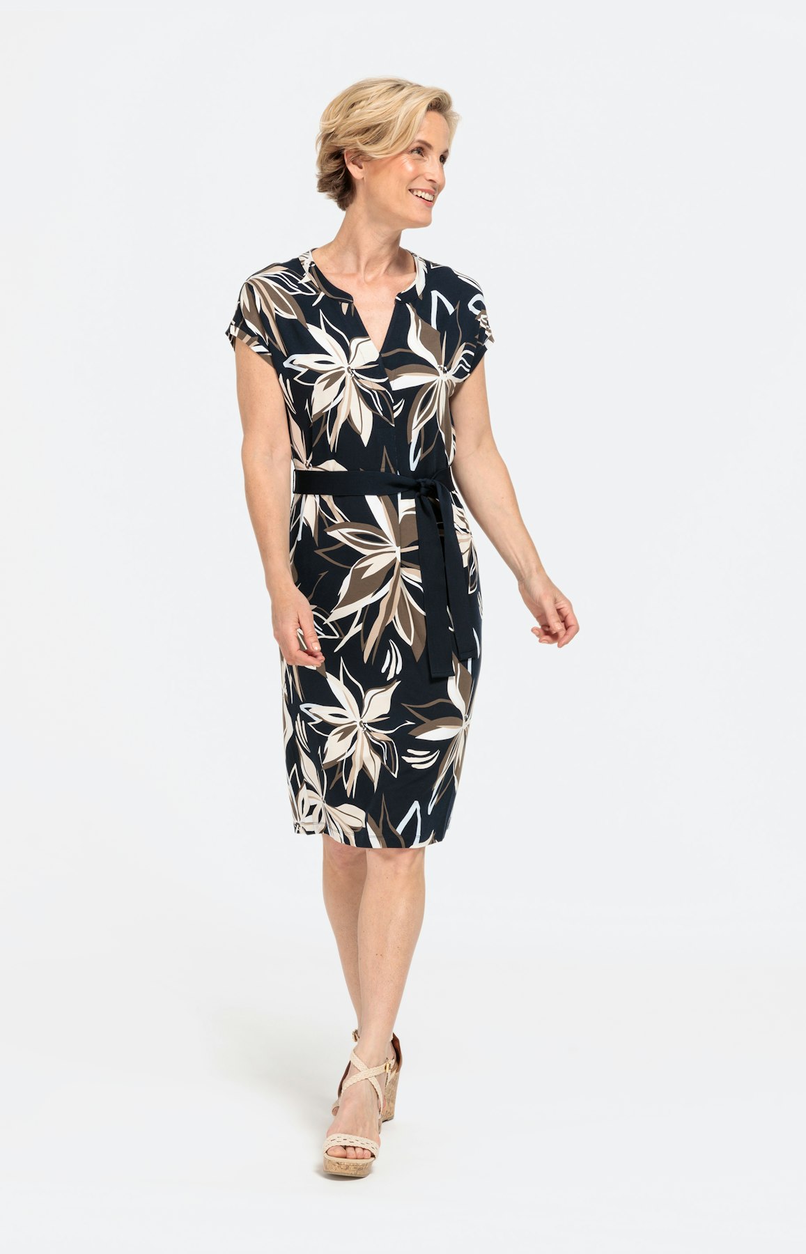 Geblümtes Jerseykleid mit Bindegürtel