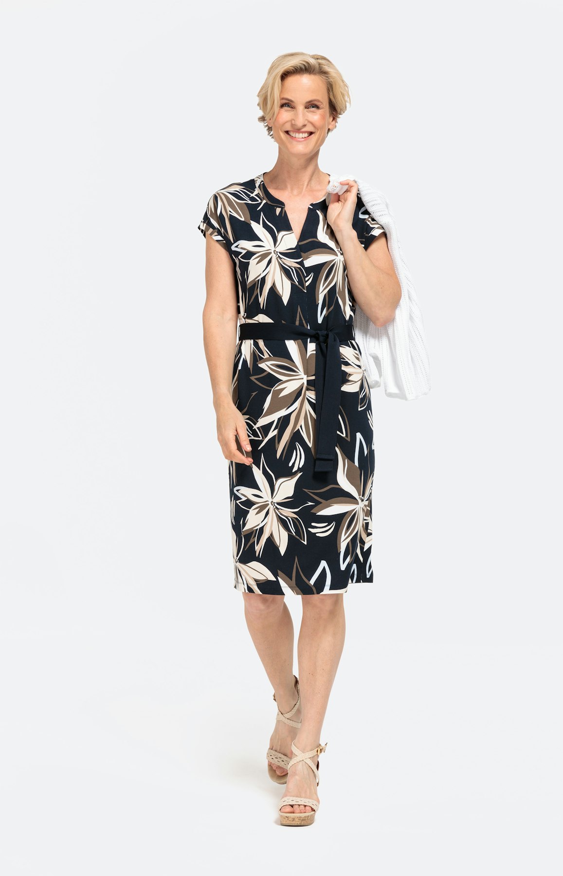 Geblümtes Jerseykleid mit Bindegürtel