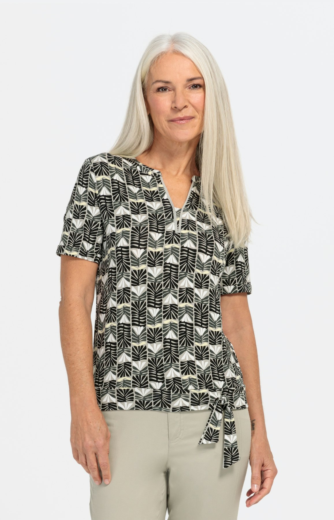 Gemustertes T-Shirt mit Knotendetail