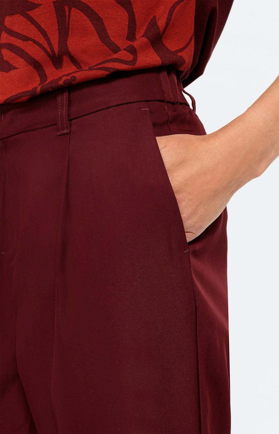 Modieuze sigarettenbroek met plooien