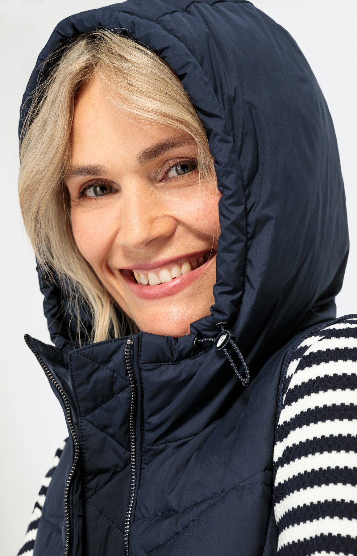 Lange Steppweste mit Kapuze