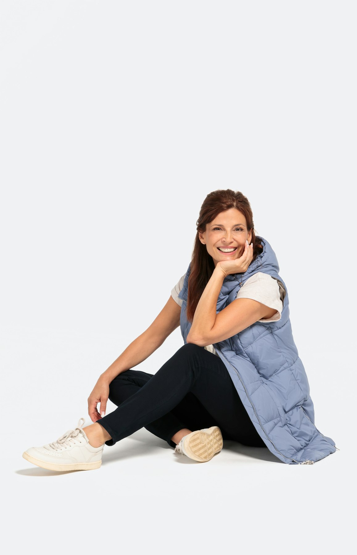 Lange Weste mit Wattierung und Kapuze