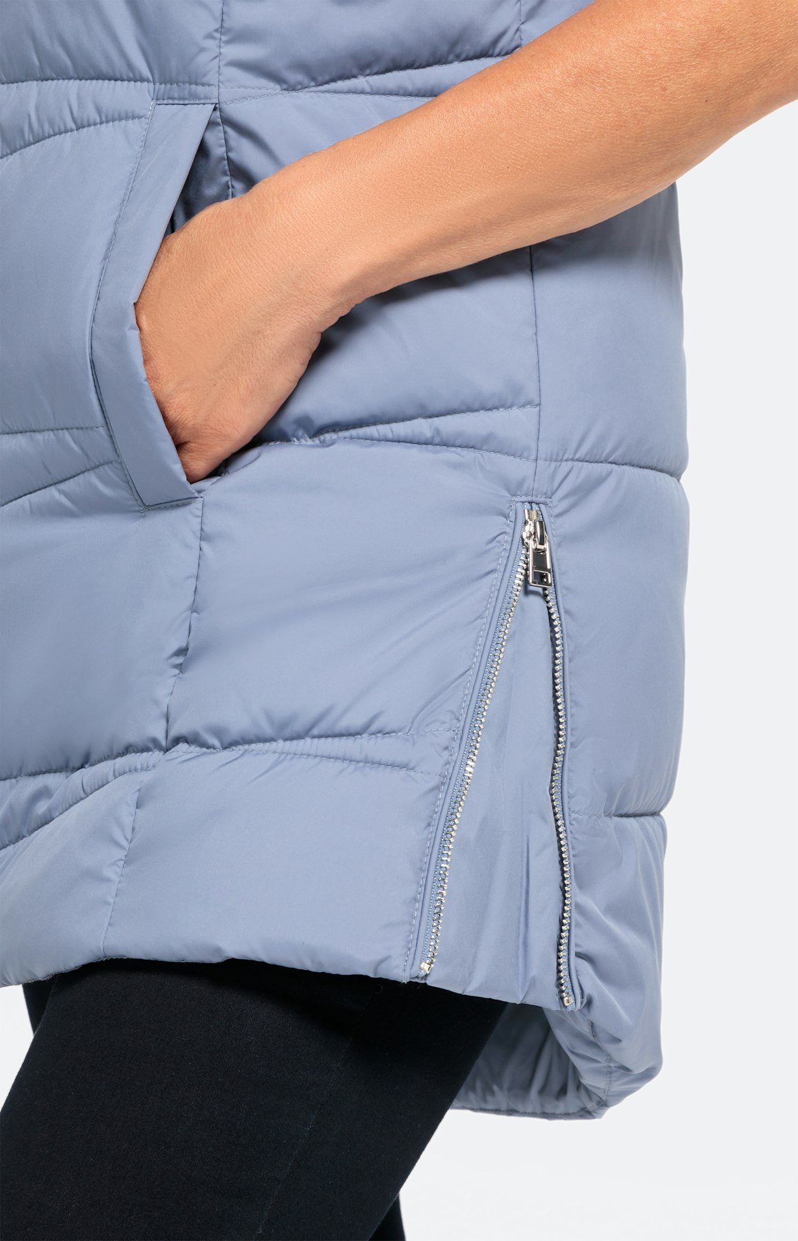 Lange Weste mit Wattierung und Kapuze