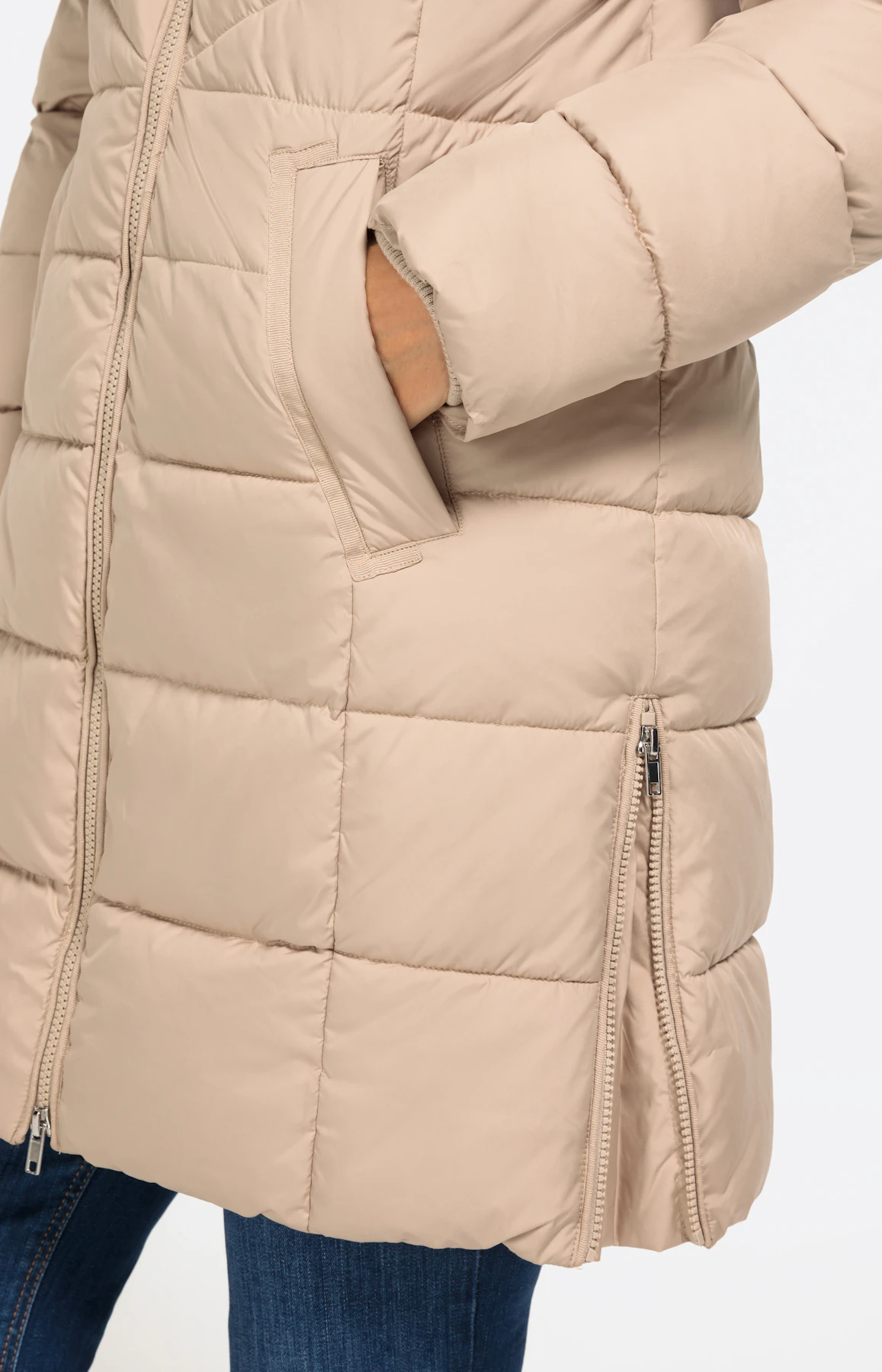 Steppmantel mit Kapuze und hohem Kragen