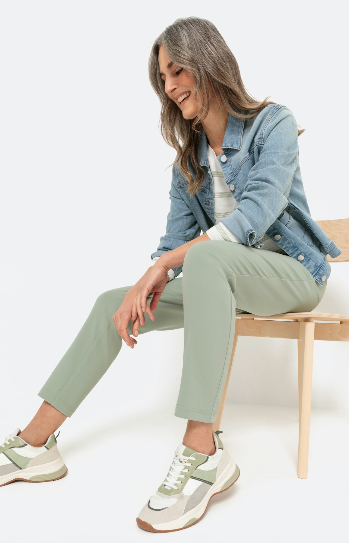 Lichte broek met smalle pijpen