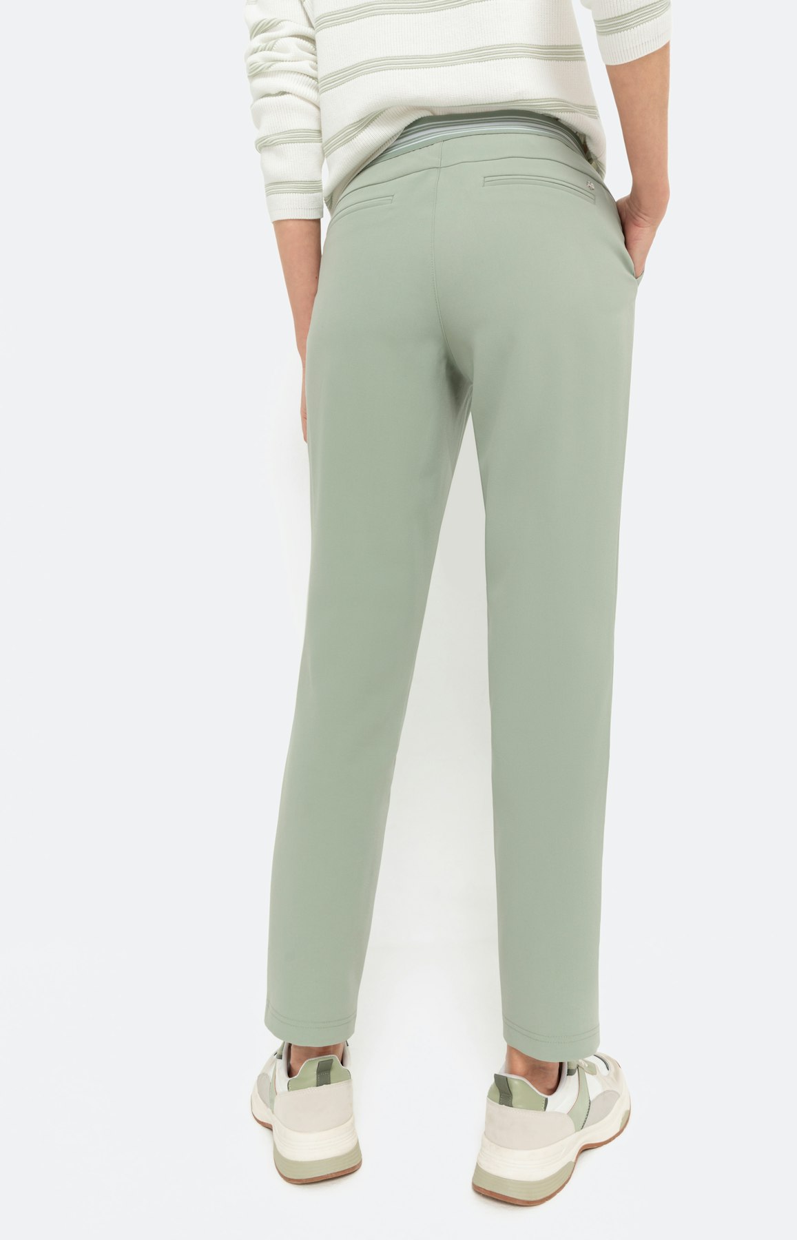 Lichte broek met smalle pijpen