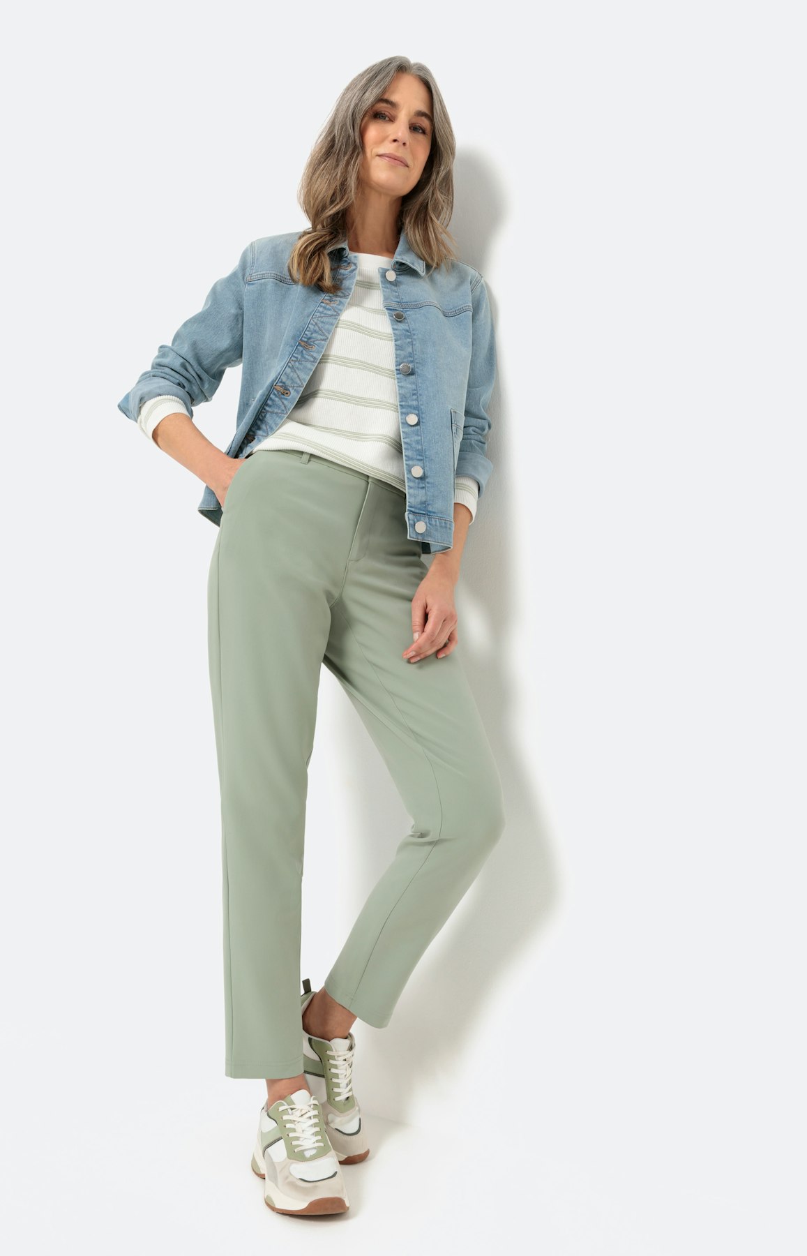 Lichte broek met smalle pijpen