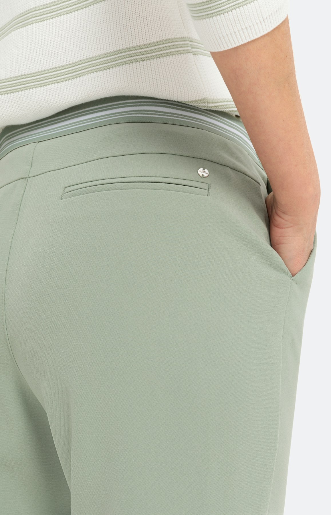 Lichte broek met smalle pijpen