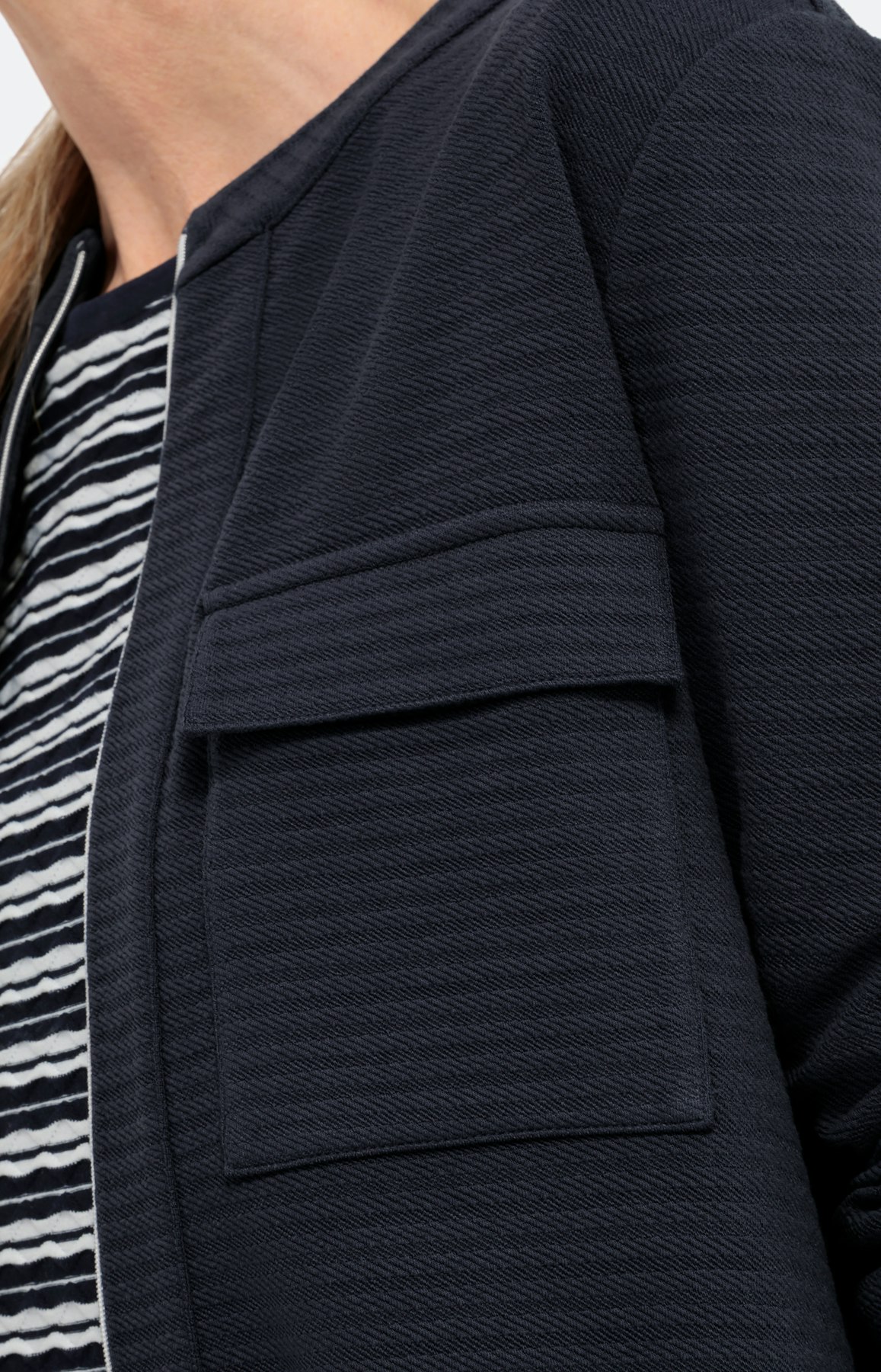 Licht jasje in blousonstijl