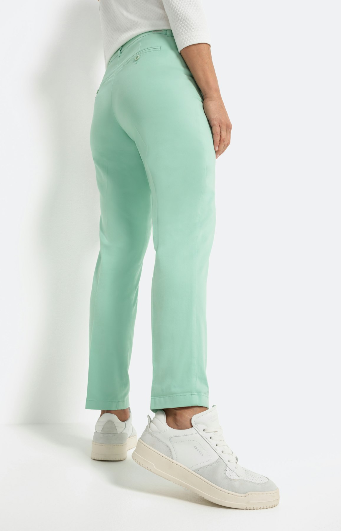 Chino met persplooien