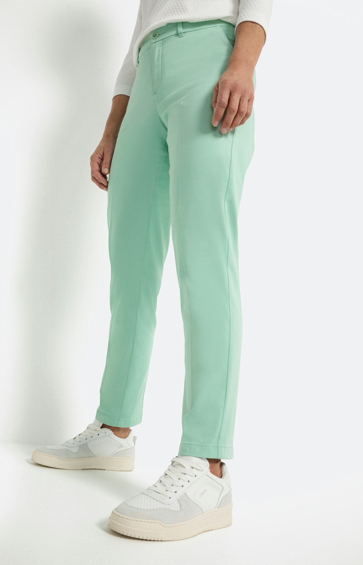 Chino met persplooien