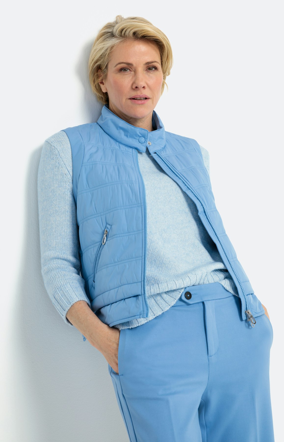 Moderne bodywarmer met opstaande kraag