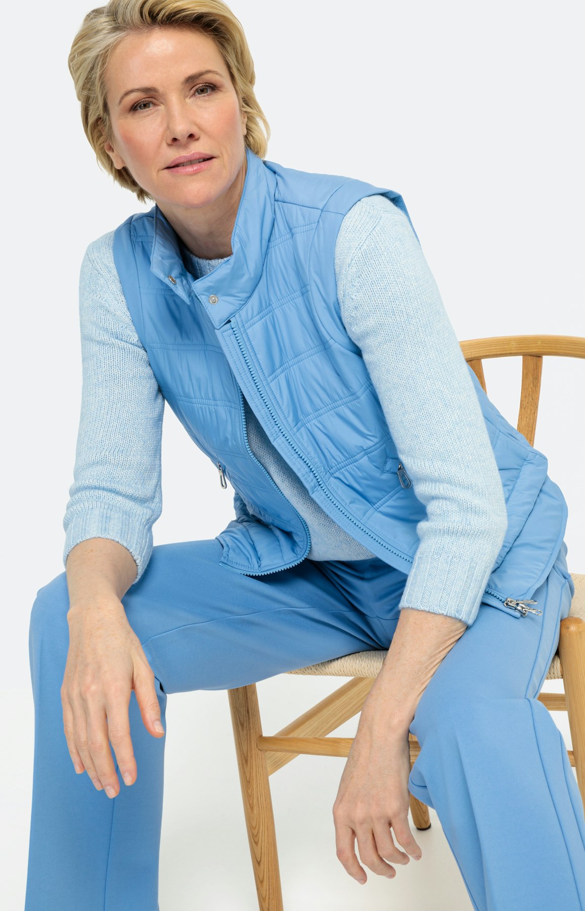 Moderne bodywarmer met opstaande kraag