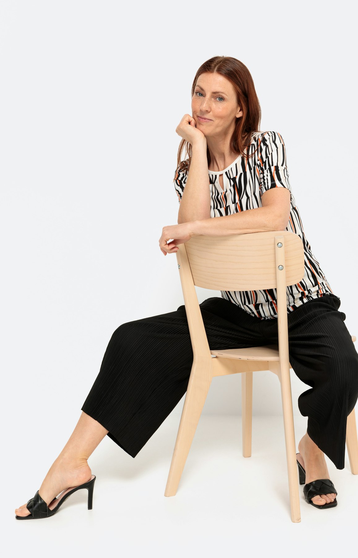 Abstrakt gestreiftes Kurzarm-Shirt