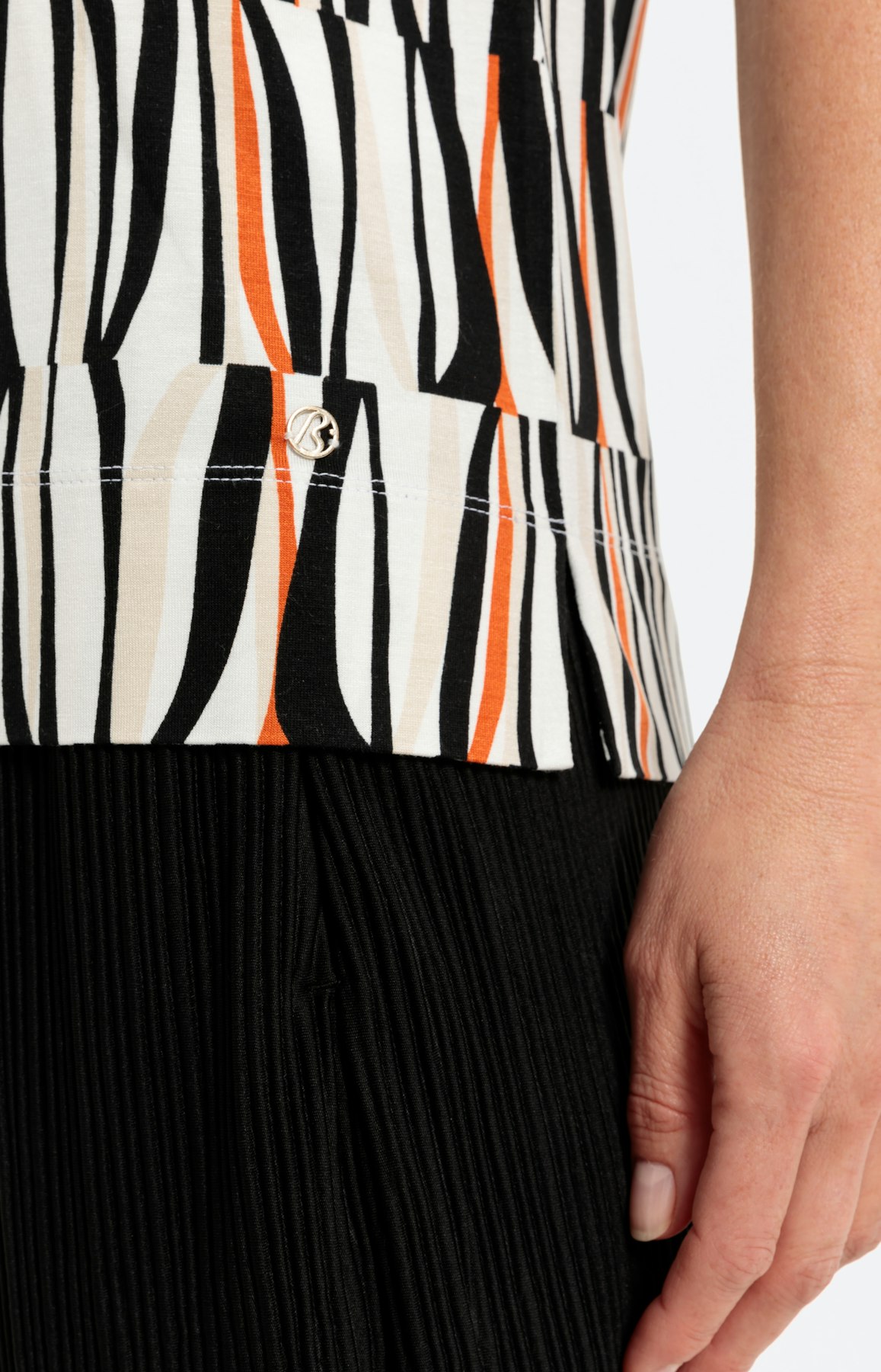 Abstrakt gestreiftes Kurzarm-Shirt