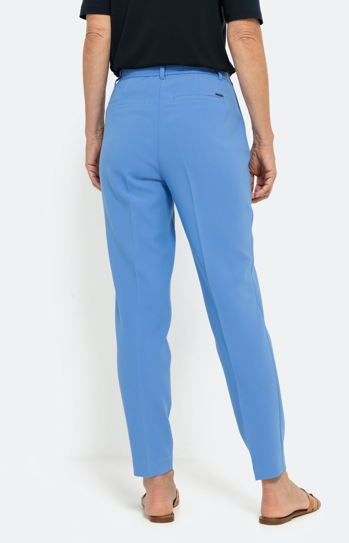 Zigarettenhose mit Bügelfalten