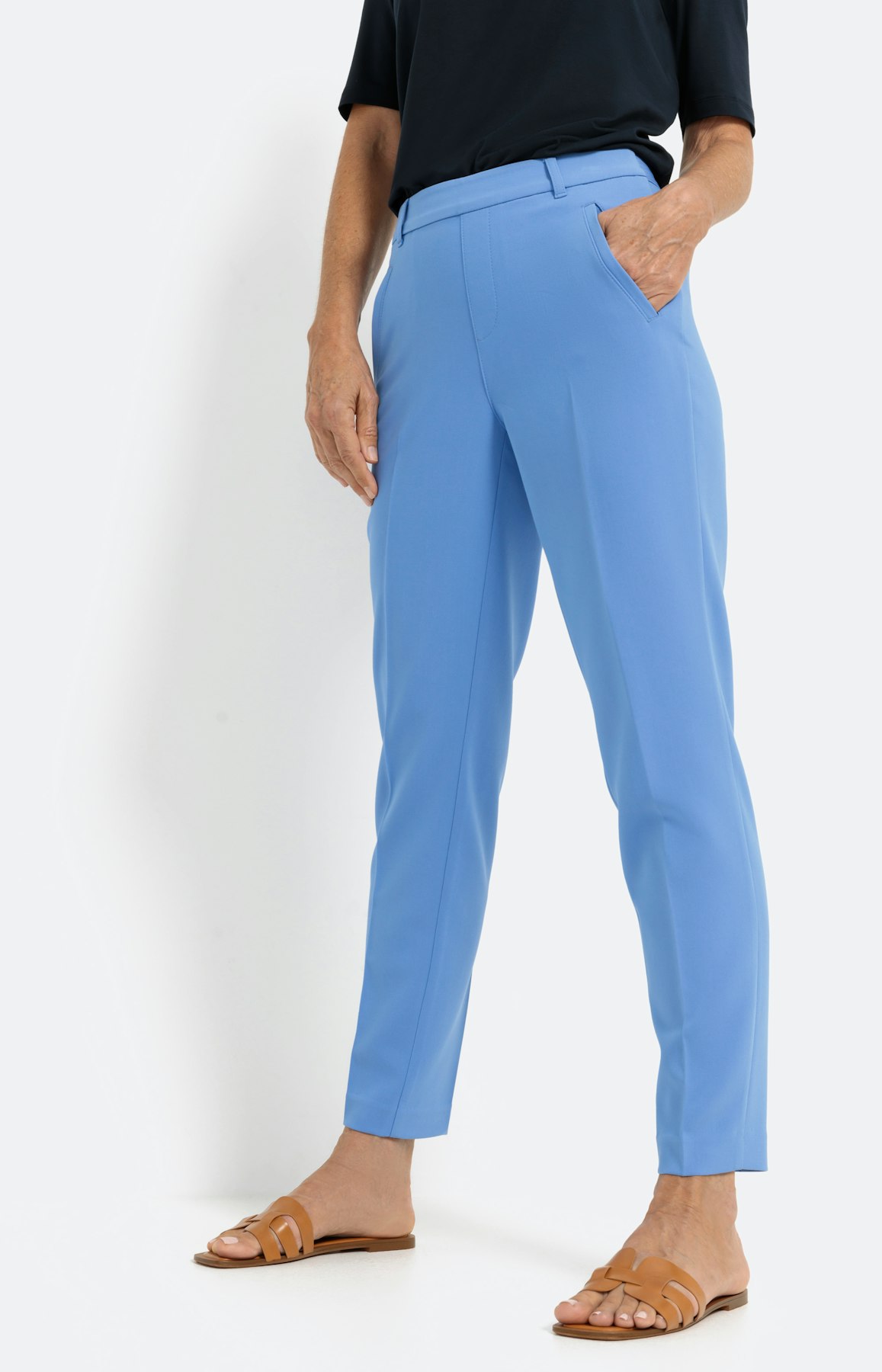 Zigarettenhose mit Bügelfalten