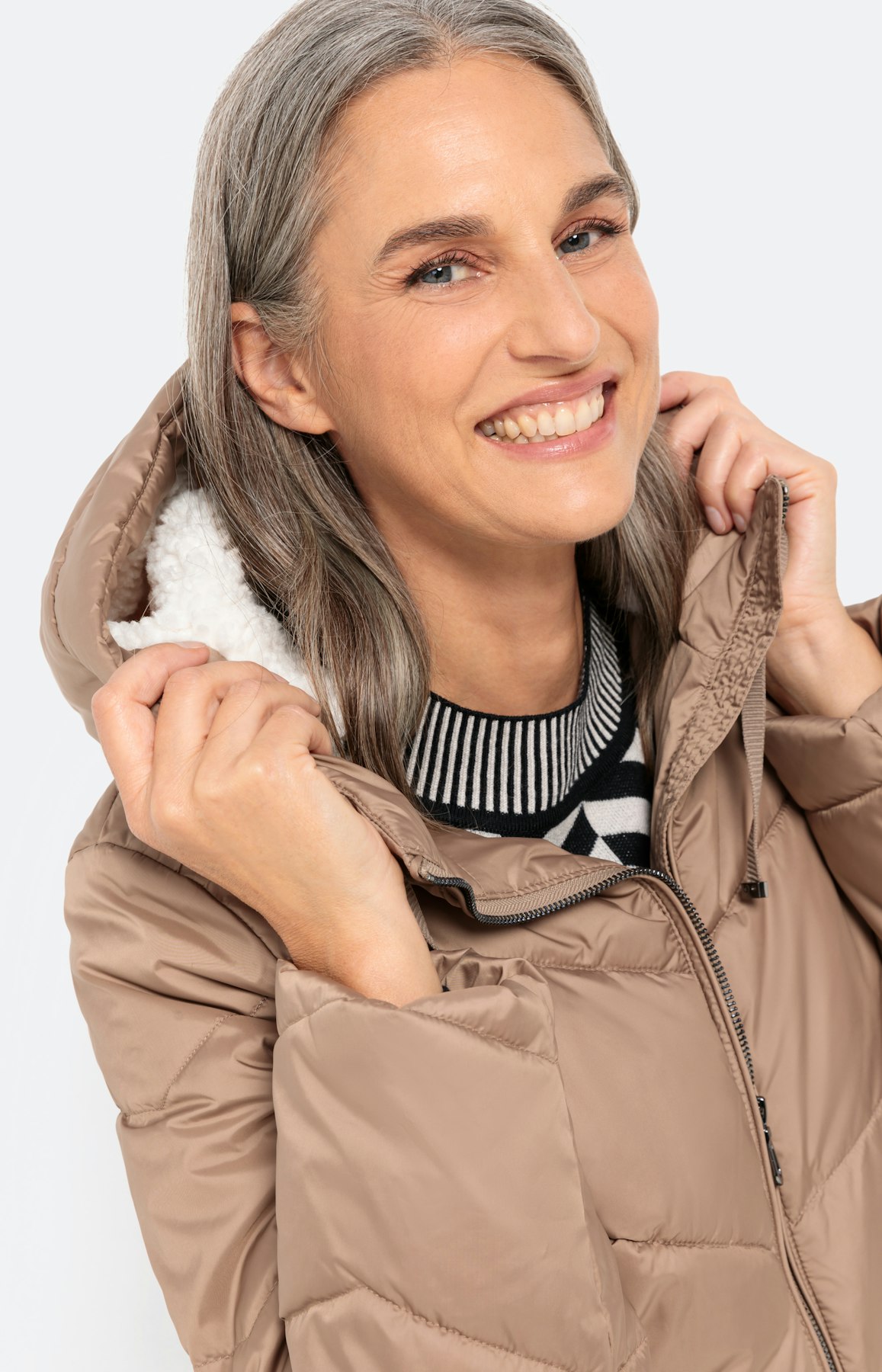 Hüftlange Steppjacke mit Kapuze