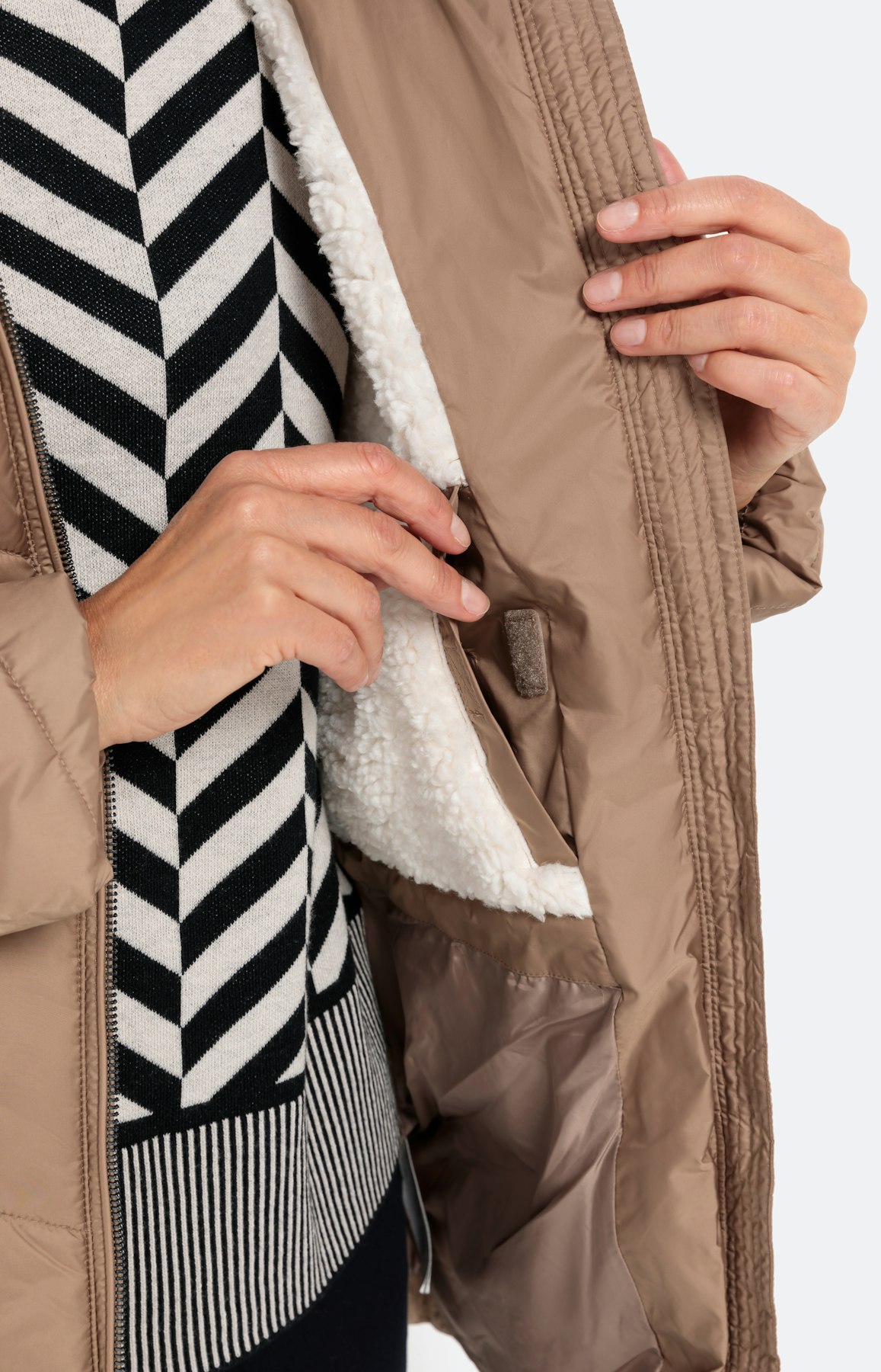 Hüftlange Steppjacke mit Kapuze