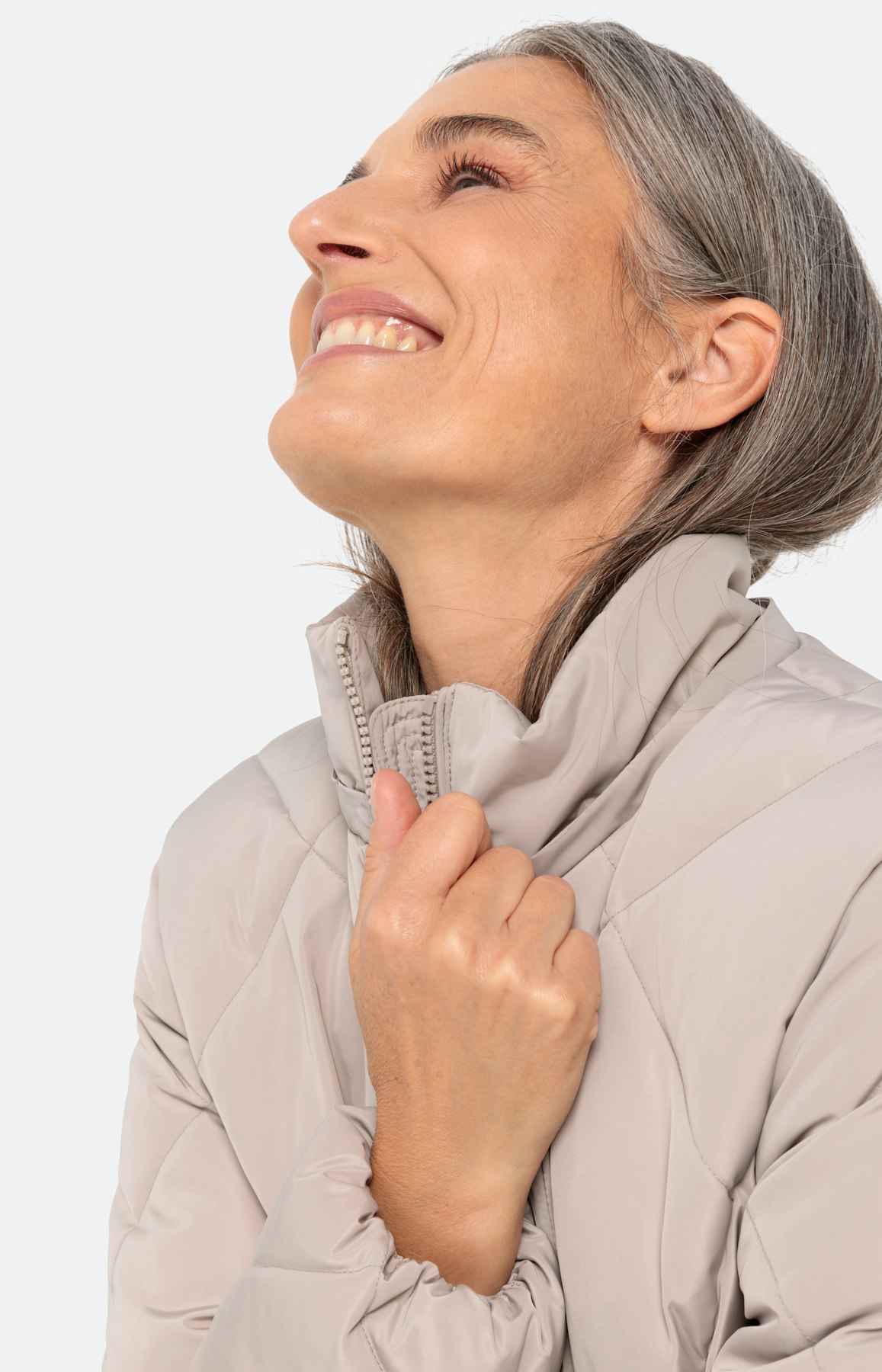 Doorgestikte mantel in materialenmix