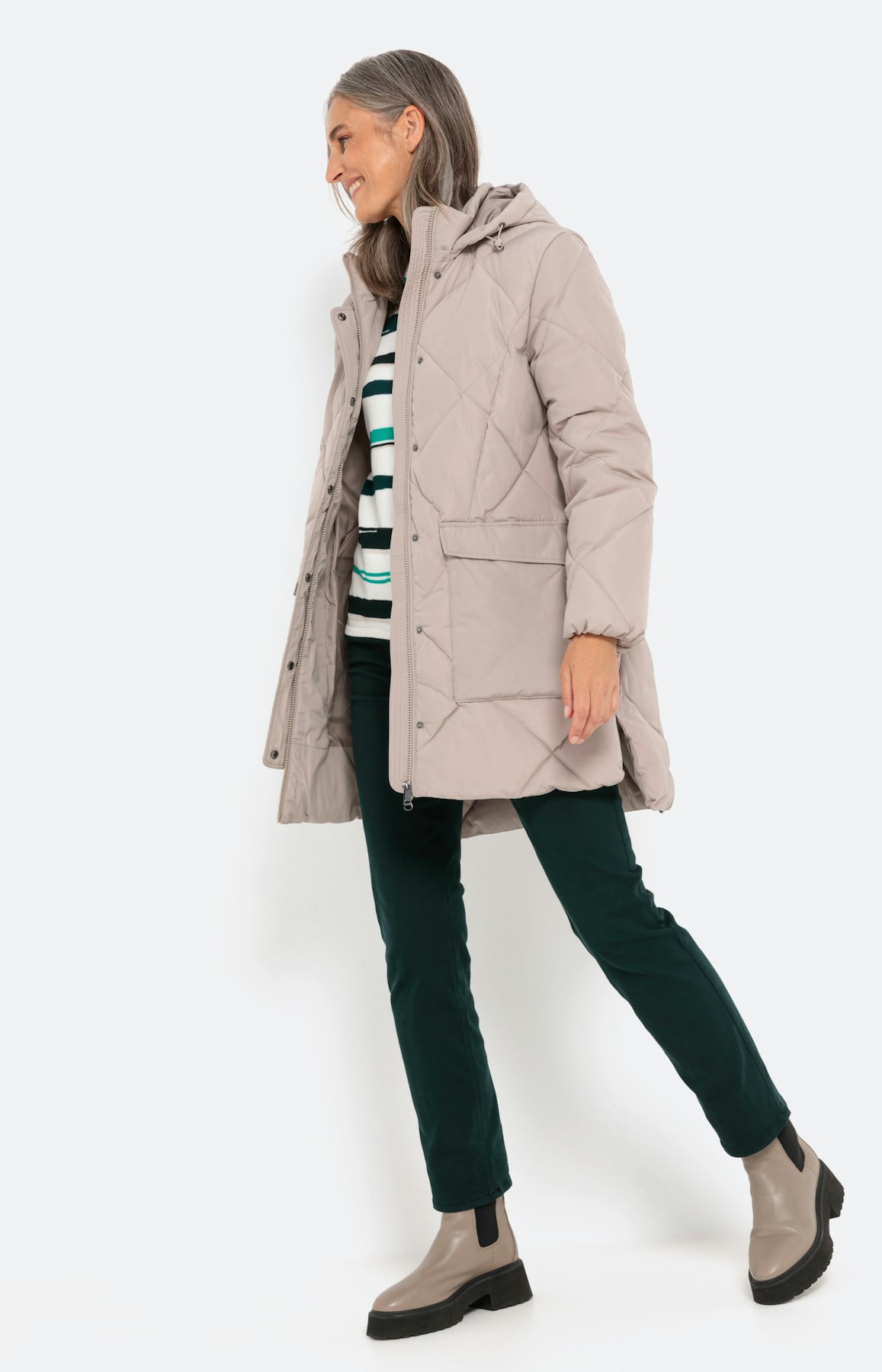 Doorgestikte mantel in materialenmix