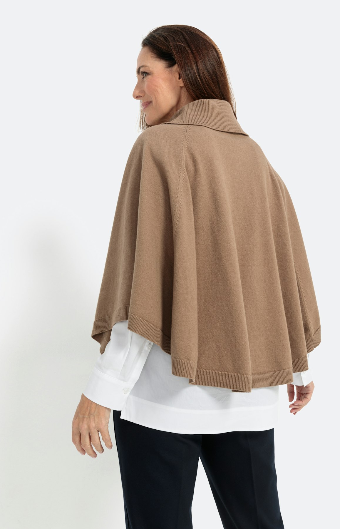 Gebreide cape met een opstaande kraag