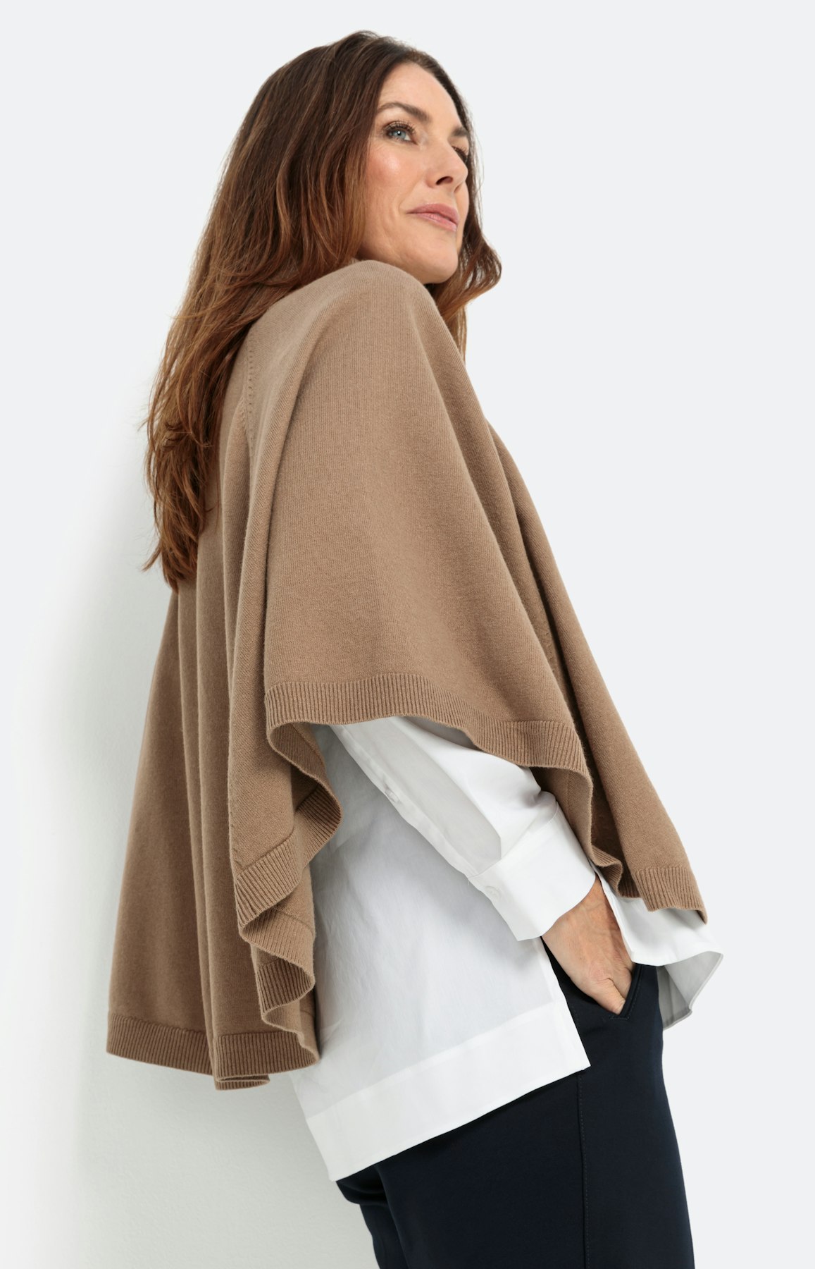 Gebreide cape met een opstaande kraag