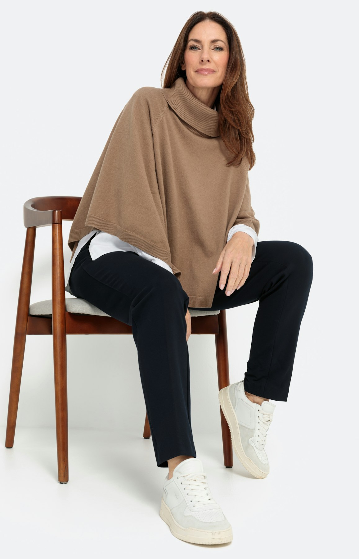 Gebreide cape met een opstaande kraag