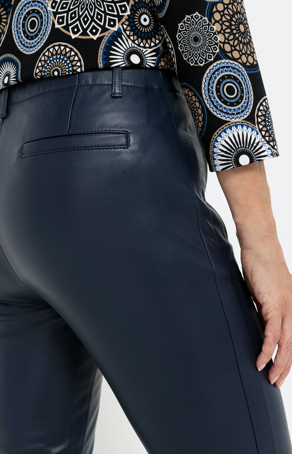 Schmale Hose mit Stretchbund