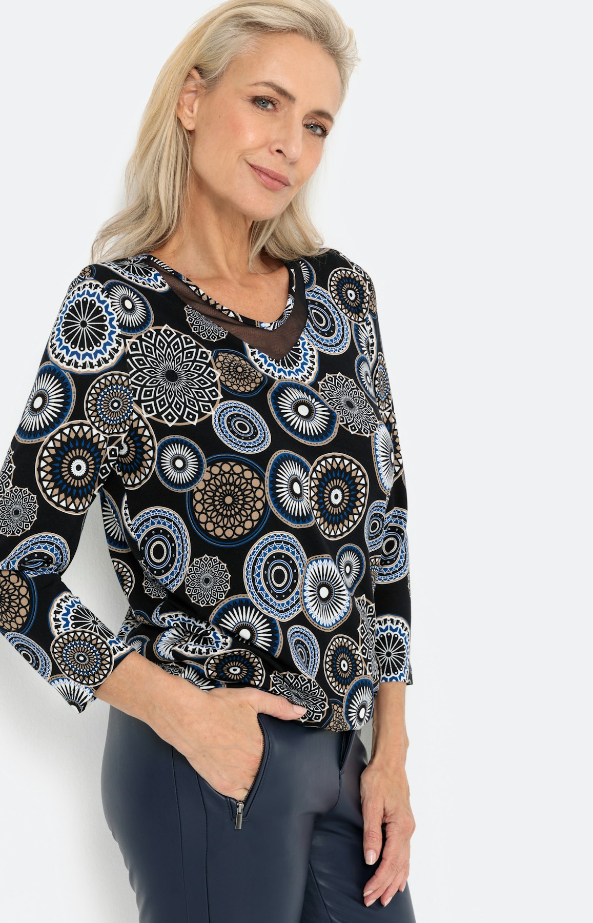 Shirt met een meshinzet bij de V-hals