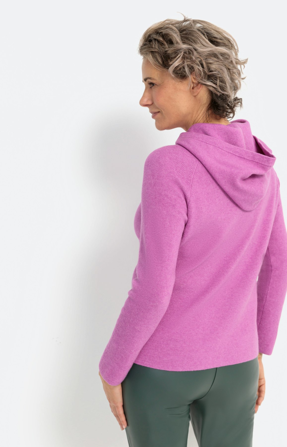 Trui met capuchon en raglanmouwen