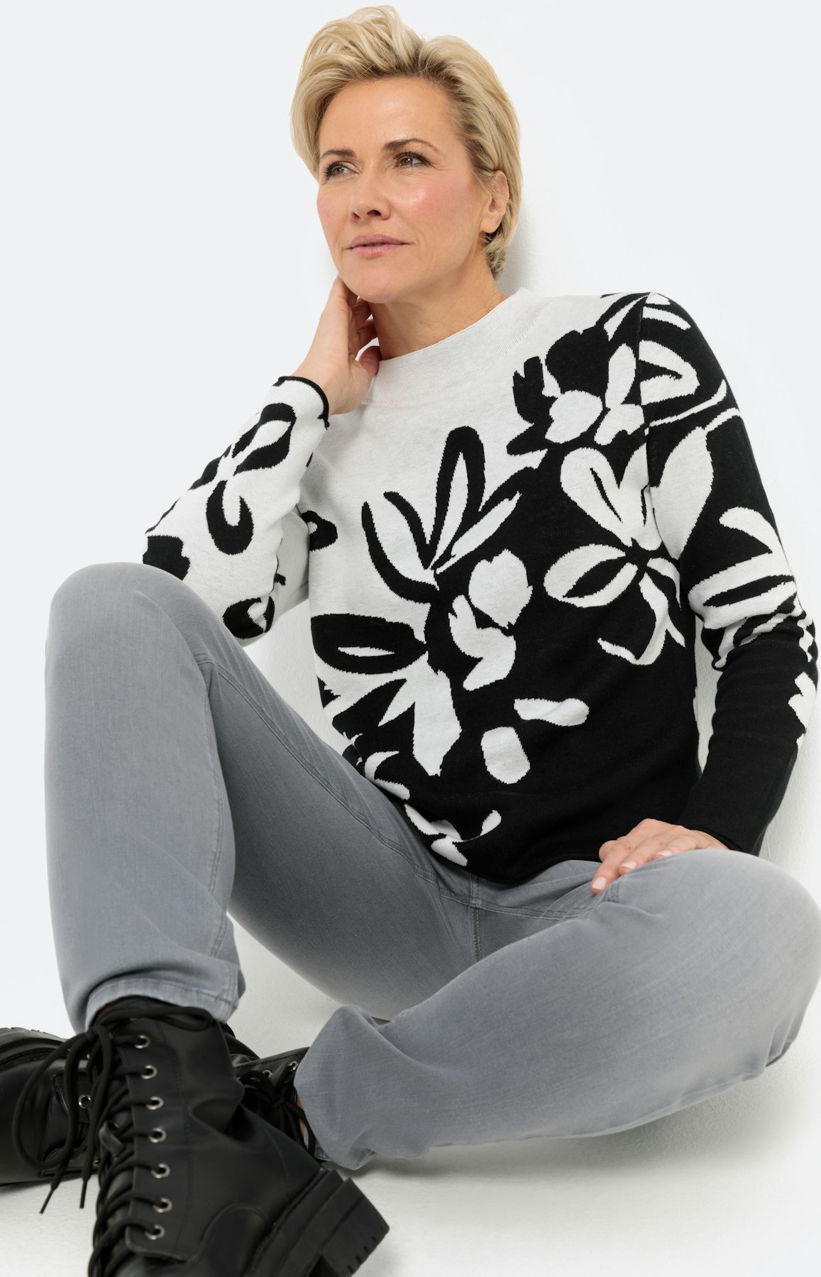 Pullover im zweifarbigen Blumen-Design