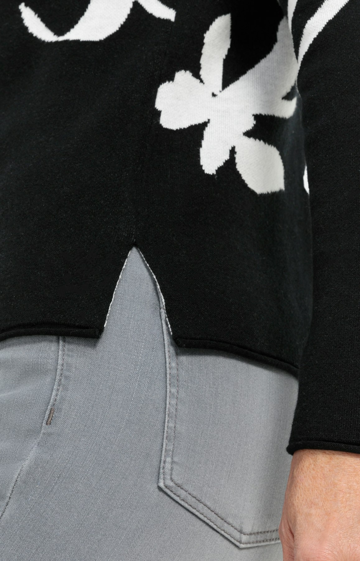 Pullover im zweifarbigen Blumen-Design