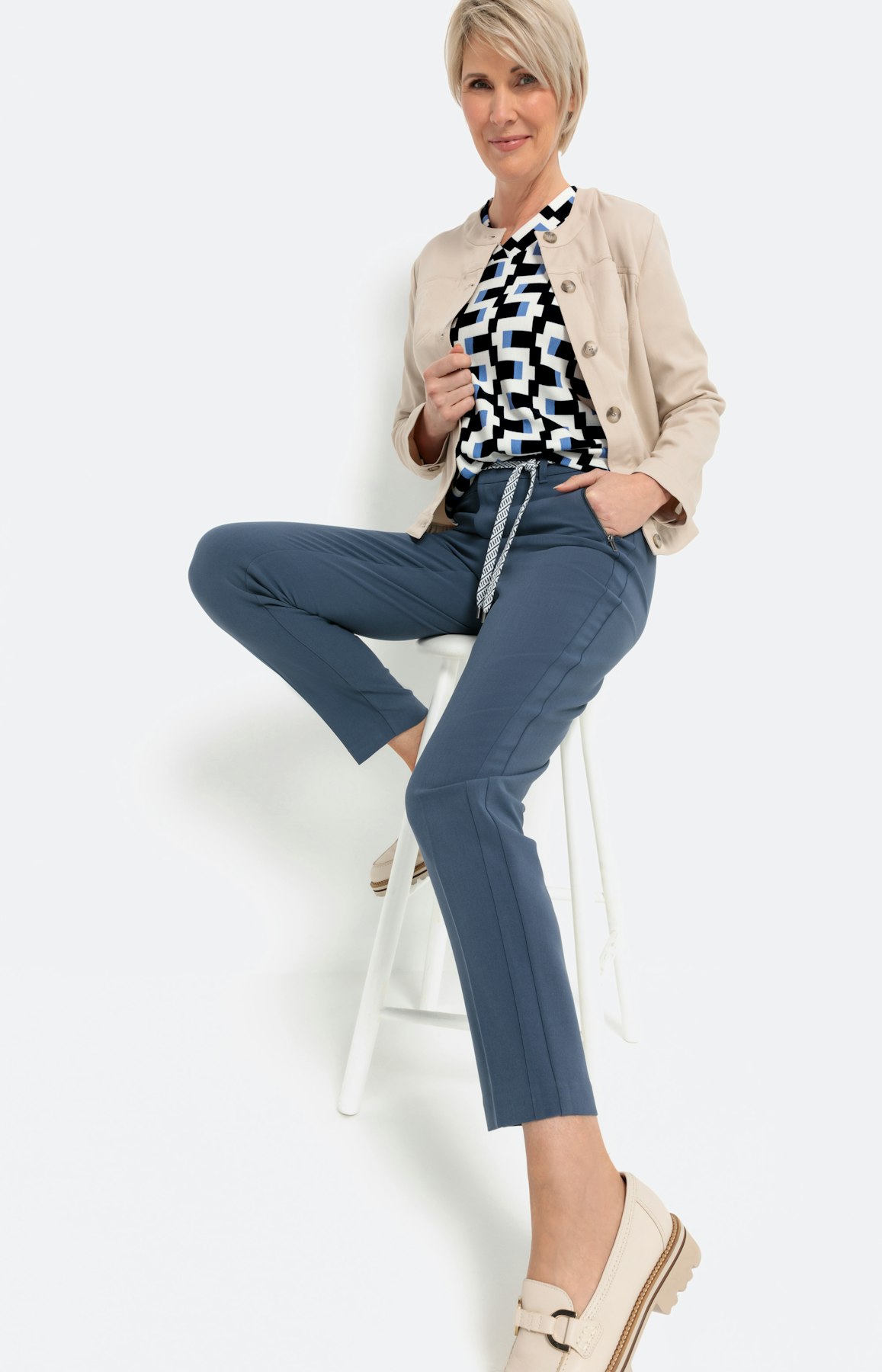 Broek met smalle pijpen en bindceintuur