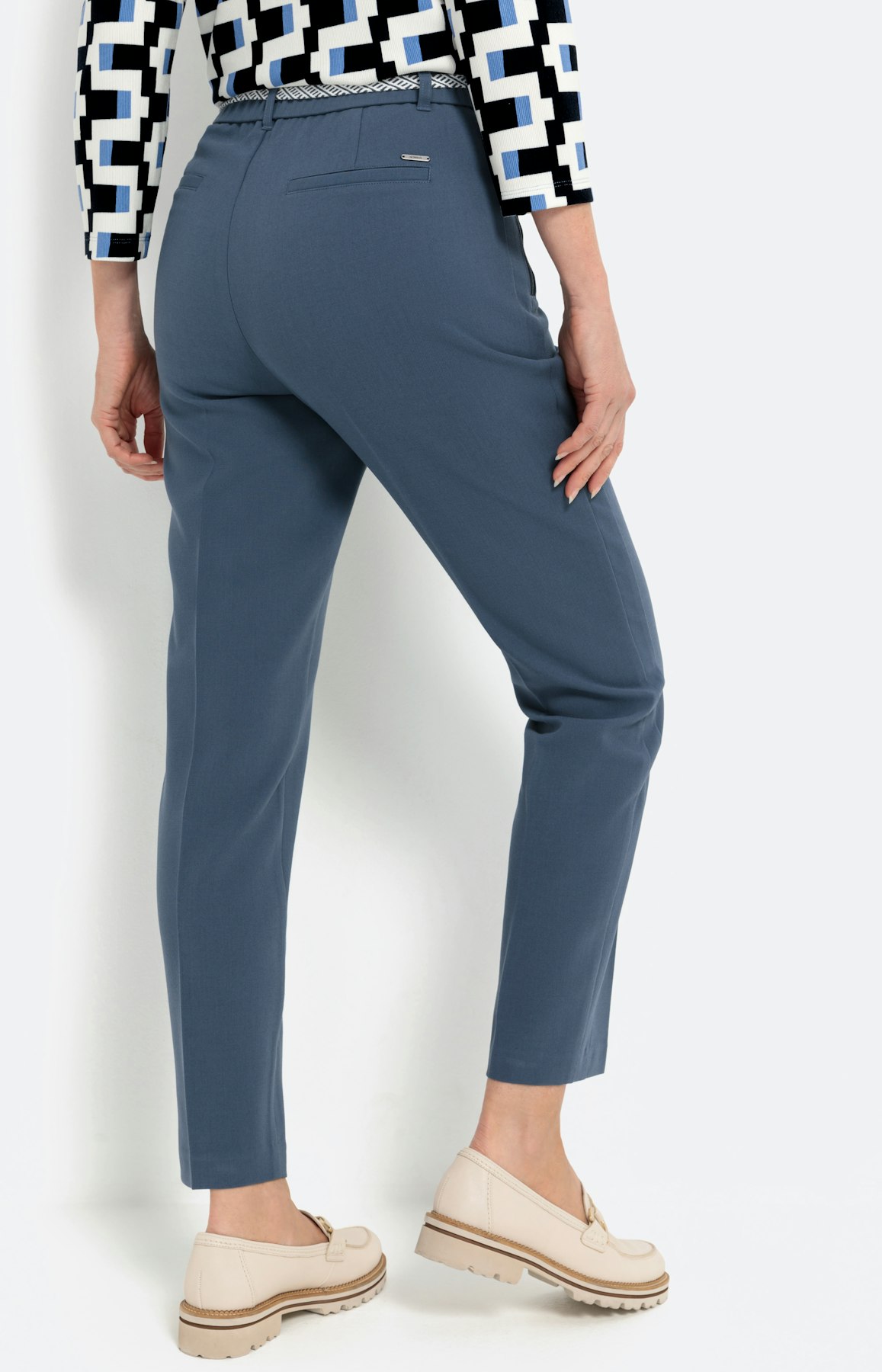 Broek met smalle pijpen en bindceintuur