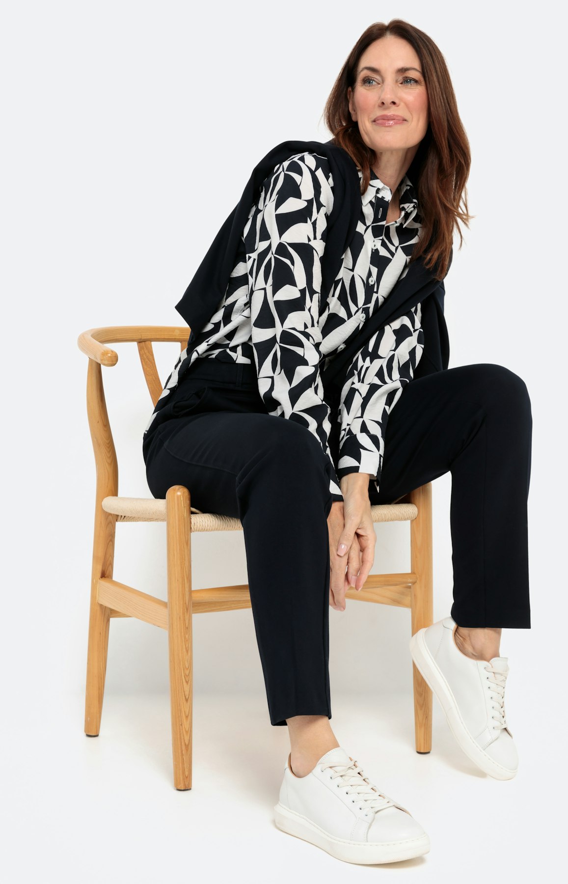 Blouse in all-overdesign, navy wit